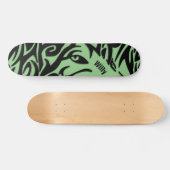Groene en zwarte Abstracte stamwolf met naam Persoonlijk Skateboard (Horizontaal)