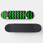Groene en zwarte accessoire op heldergroen persoonlijk skateboard (Horizontaal)