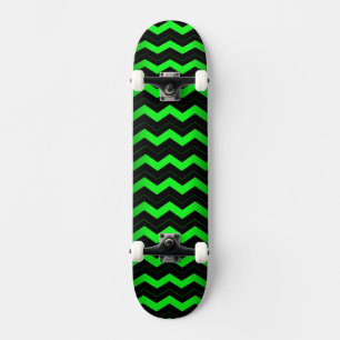 Groene en zwarte accessoire op heldergroen persoonlijk skateboard