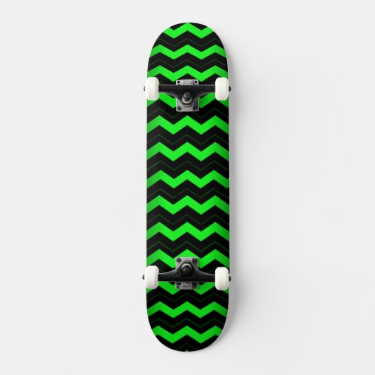 Groene en zwarte accessoire op heldergroen persoonlijk skateboard (Voorkant)