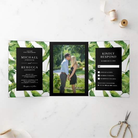 Groene en zwarte banaan bladeren tropische bruilof drieluik uitnodiging (Binnen)