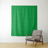 Groene en zwarte polka stippen wandkleed (In situ)