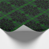 Groene en zwarte spelden met sneeuwvlokdetails cadeaupapier (Hoek)