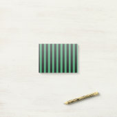 Groene en zwarte strepen van snoep post-it® notes (Op bureau)
