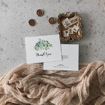Groene Eucalyptus Moderne Kalligrafie Vlakke Bruil Bedankkaart<br><div class="desc">Deze groene eucalyptus moderne kalligrafie platte bruiloft bedankkaart is perfect voor een rustieke bruiloft. Het ontwerp is voorzien van handgeschilderde artistieke mooie eucalyptus groene bladeren, samengevoegd tot nette boeketten om uw evenement te verfraaien. Personaliseer de binnenkant van de kaart met uw namen en een bedankbericht. Of laat het gedeelte met...</div>