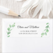 Groene eucalyptusbladeren. Eenvoudig huwelijksadre Etiket (Insitu)