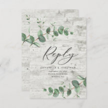 groene eucalyptusbladeren witte houtbruiloft RSVP