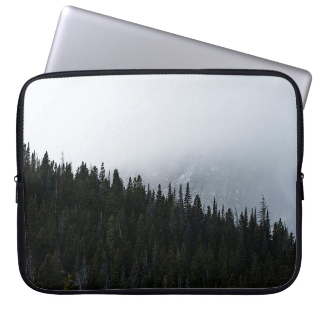 GROENE EVERGREEN BOMEN ONDER EEN CLOUDY SKY LAPTOP SLEEVE (Voorkant)