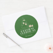 Groene feestdag met vrolijke kerstbomen ronde sticker (Envelop)