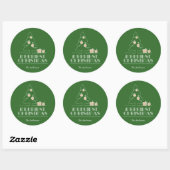 Groene feestdag met vrolijke kerstbomen ronde sticker (Vel)