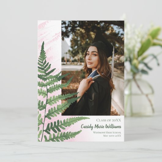 Groene Fern Elegant Roze Afstuderen Aankondiging (Staand voorkant)