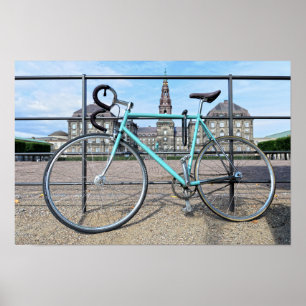 Groene fiets bij Christiansborg Palace, Kopenhagen Poster