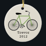 Groene fiets gepersonaliseerde versiering keramisch ornament<br><div class="desc">Een versiering met een afbeelding van een groene fiets.  Personaliseer met jouw naam onder de fiets.</div>