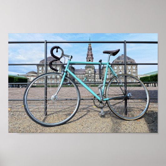 Groene fiets in het Paleis Christiansborg, Kopenha Poster (Voorkant)