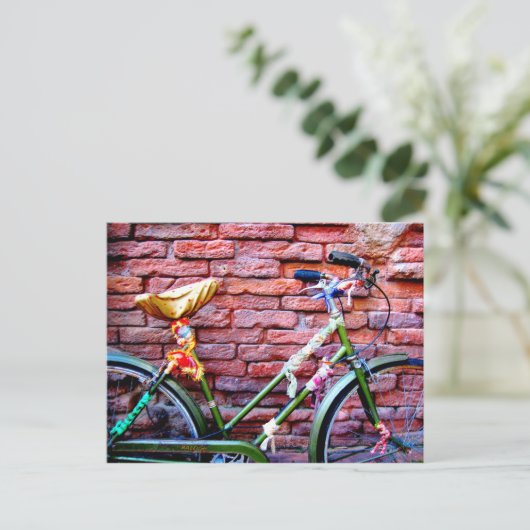 Groene fiets tegen de muur briefkaart (Staand voorkant)