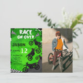 Groene fiets verjaardag foto uitnodiging (Staand voorkant)