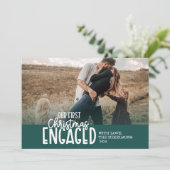 Groene foto eerste kerst verloofd feestdagenkaart (Staand voorkant)