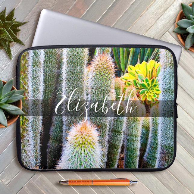 Groene fuzzy cactussen foto jouw naam script vet t laptop sleeve (Creator heeft geüpload)