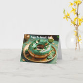 Groene geglazuurde donut versierd met vierbladige  kaart (Gele Bloem)