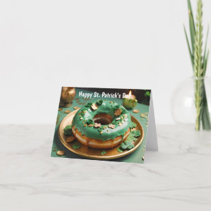 Groene geglazuurde donut versierd met vierbladige  kaart