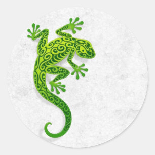 Groene gekko klimmen op een witte muur ronde sticker