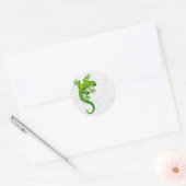 Groene gekko klimmen op een witte muur ronde sticker (Envelop)
