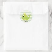 Groene & Gele Walvis op Pastel Groene Strepen Ronde Sticker (Tas)