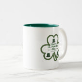 Groene gelukkige Shamrock Script St. Patrick's Day Tweekleurige Koffiemok (Voorkant rechts)