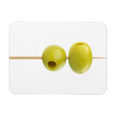 Groene geperste olijven op een helling magneet (Horizontaal)