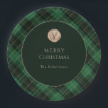 Groene geruite Kerstfeestviering  Papieren Bordje<br><div class="desc">Verhoog de sfeer van uw kerstvieringen met onze elegante groene geruite gepersonaliseerde kerstfeestborden. Het ontwerp heeft een klassiek groen geruit patroon, perfect aangevuld door een donkere cirkelrand in het midden. Een gouden silhouetstempel van een hert voegt een vleugje verfijning toe, terwijl de vrolijke boodschap “Prettig Kerstfeest” de geest van het...</div>