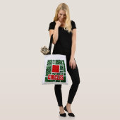 Groene Gevlekte Abstractie met Rode Accenten Tote Bag (Op model)