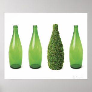 Groene glazen flessen met recycling en poster