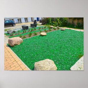 Groene glazen mulch in tuin in Schwerin, Duitsland Poster