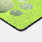 Groene glitterafdruk met pet op abstract groen bureaumat (Hoek)