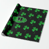 Groene Glitterende Klavertjes Monogram St. Patrick Cadeaupapier (Uitgerold)