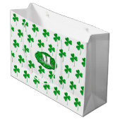 Groene Glitterende Klavertjes Monogram St. Patrick Groot Cadeauzakje (Voorkant Gekanteld)