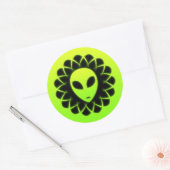 Groene gloed ruimte buitenaards hoofd ronde sticker (Envelop)