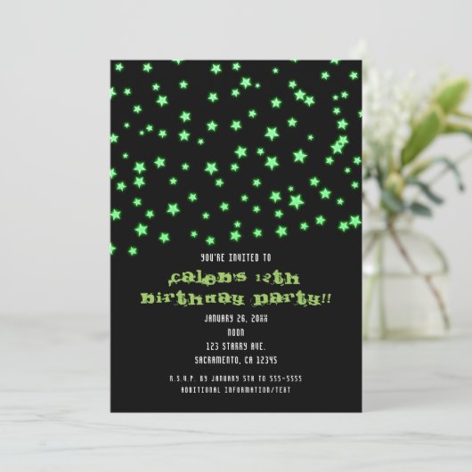 Groene gloeiende sterren verjaardagsfeestuitnodigi kaart (Staand voorkant)