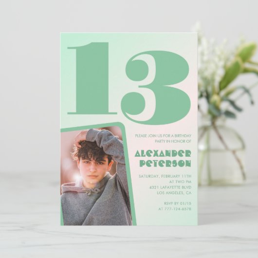 Groene gradiënt 13e verjaardag uitnodigingen Boy P (Staand voorkant)