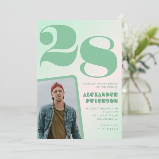 Groene gradiënt 28e verjaardag uitnodigingen Boy P (Staand voorkant)