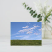 Groene gras en blauwe hemel briefkaart (Staand voorkant)