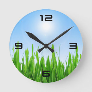 Groene gras tuin met blauwe lucht ontwerp ronde klok