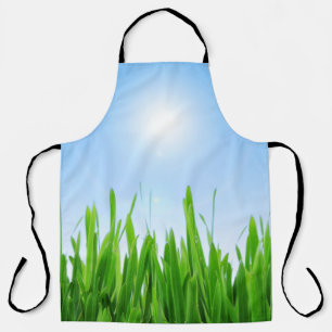 Groene gras tuin met blauwe lucht ontwerp schort