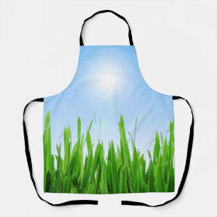 Groene gras tuin met blauwe lucht ontwerp schort