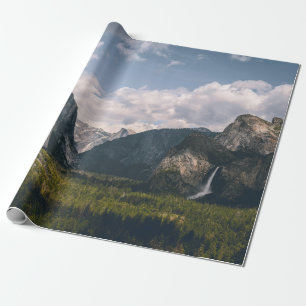 GROENE GRASS FIELD NEAR ROCKY MOUNTAIN ONDER WITTE CADEAUPAPIER
