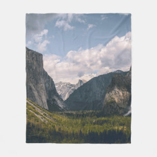 GROENE GRASS FIELD NEAR ROCKY MOUNTAIN ONDER WITTE FLEECE DEKEN