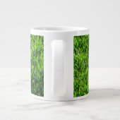Groene grastextuur van een voetbalveld grote koffiekop (Achterkant)