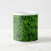 Groene grastextuur van een voetbalveld grote koffiekop (Voorkant)