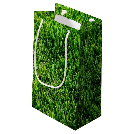 Groene grastextuur van een voetbalveld klein cadeauzakje (Achterkant Gekanteld)