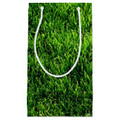 Groene grastextuur van een voetbalveld klein cadeauzakje (Voorkant)